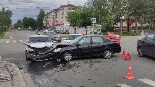 В Вологде при столкновении двух легковушек пострадали люди