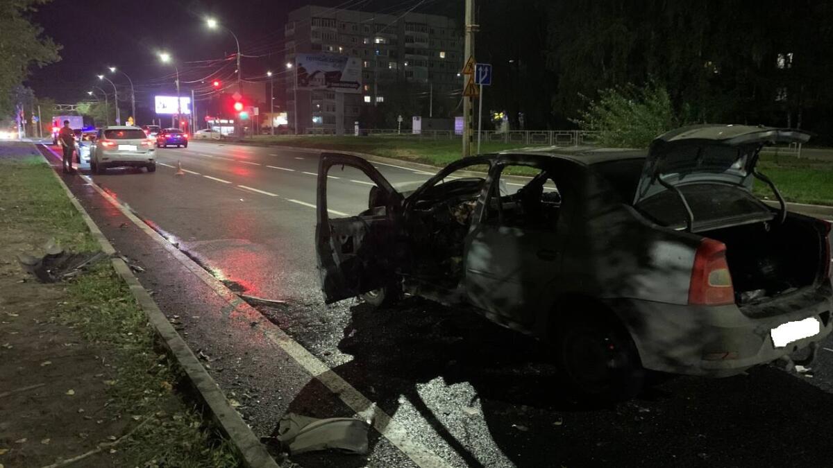 В Вологде после ДТП загорелся автомобиль