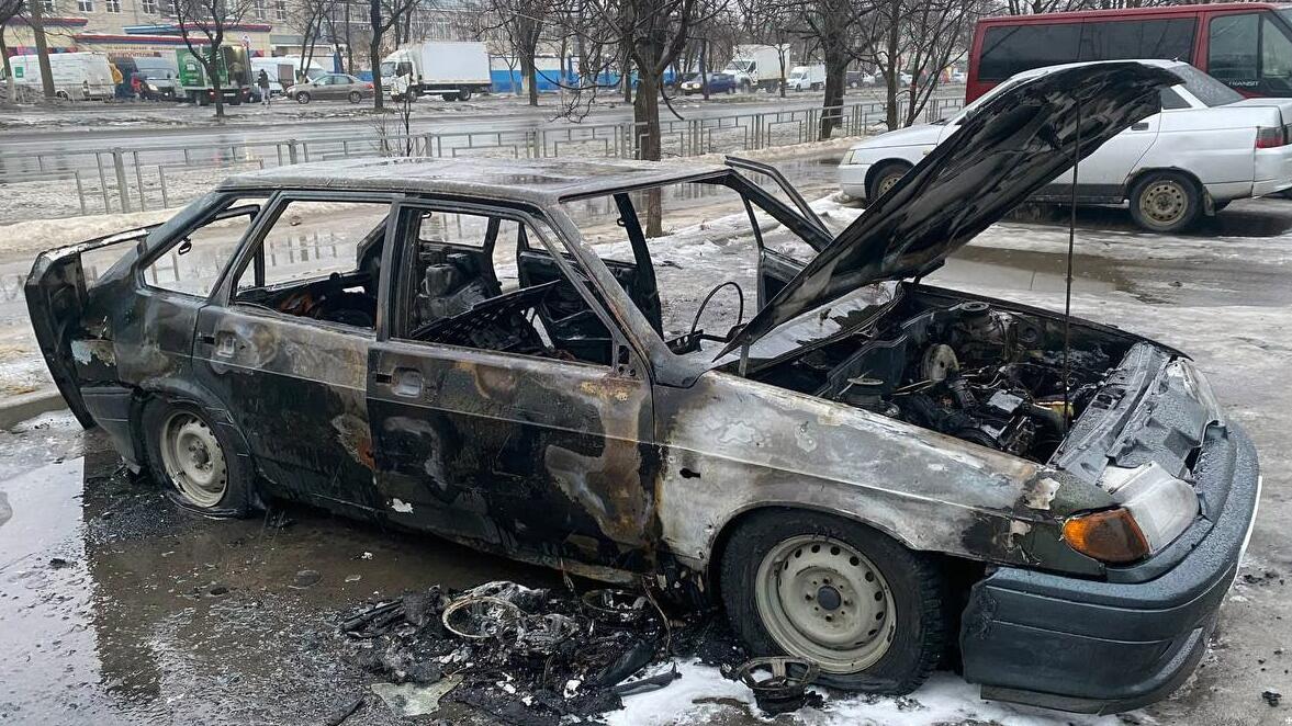 В Вологде от огня пострадали три автомобиля