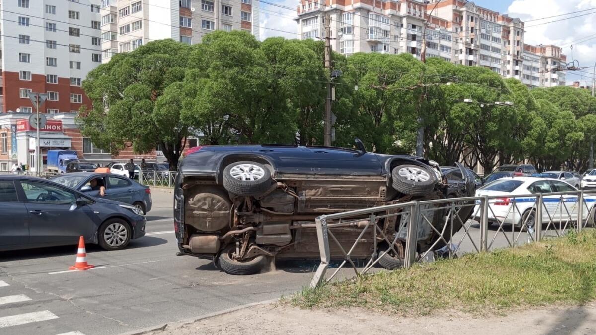 В Вологде в результате ДТП перевернулся автомобиль