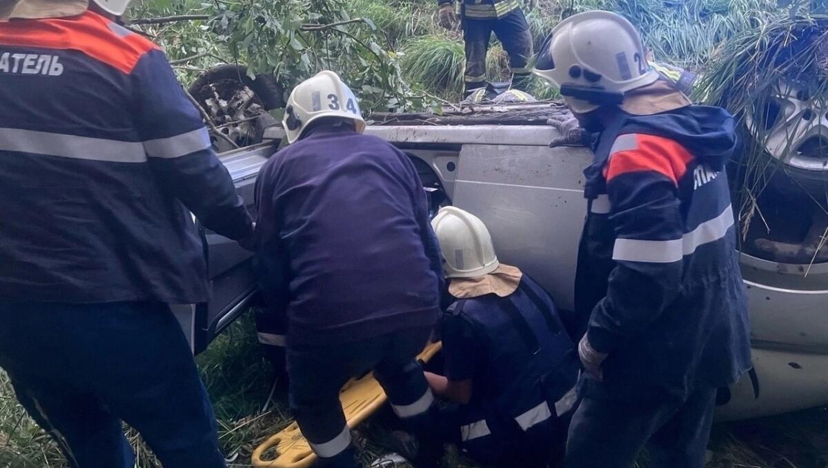 Под Вологдой перевернулся автомобиль