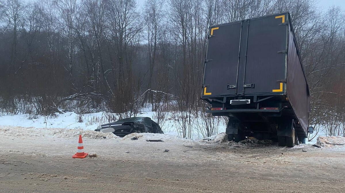 Под Вологдой произошло серьёзное ДТП с грузовиком