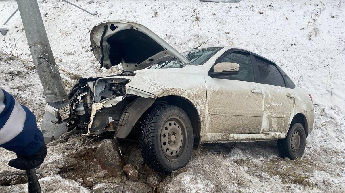 В массовом ДТП под Вологдой пострадали три человека