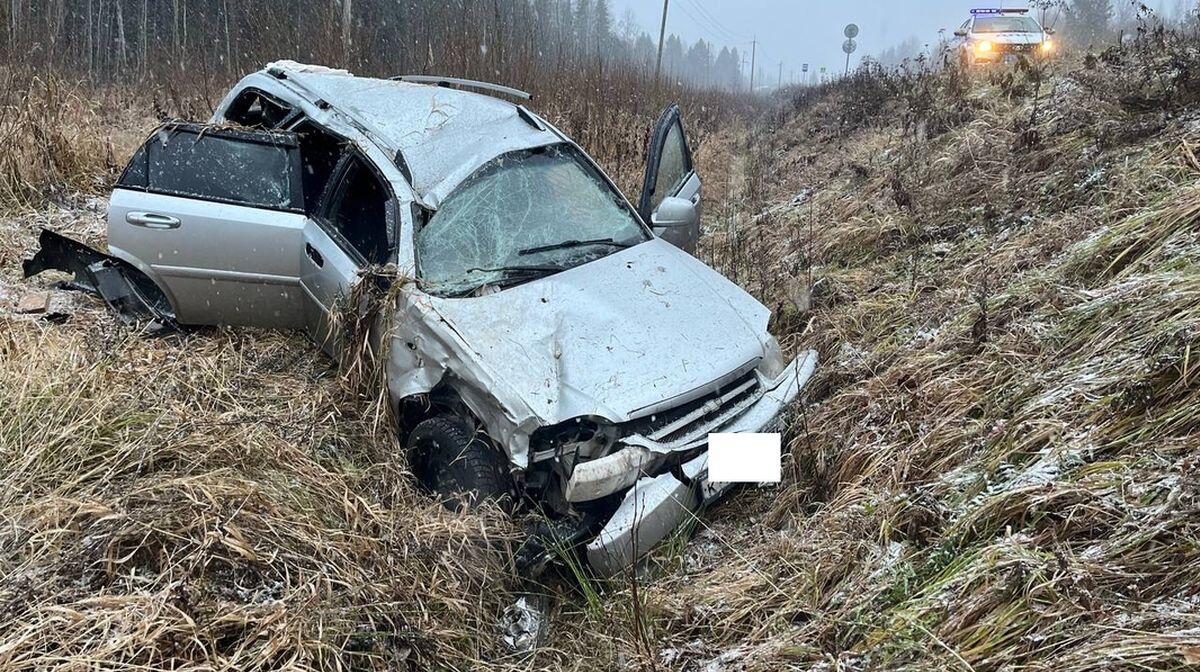 Под Вологдой машина улетела в кювет и перевернулась