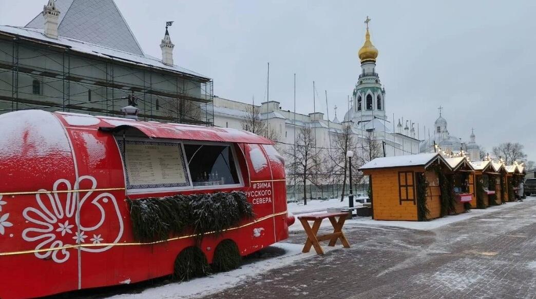 Новогодняя ярмарка открылась на Кремлёвской площади