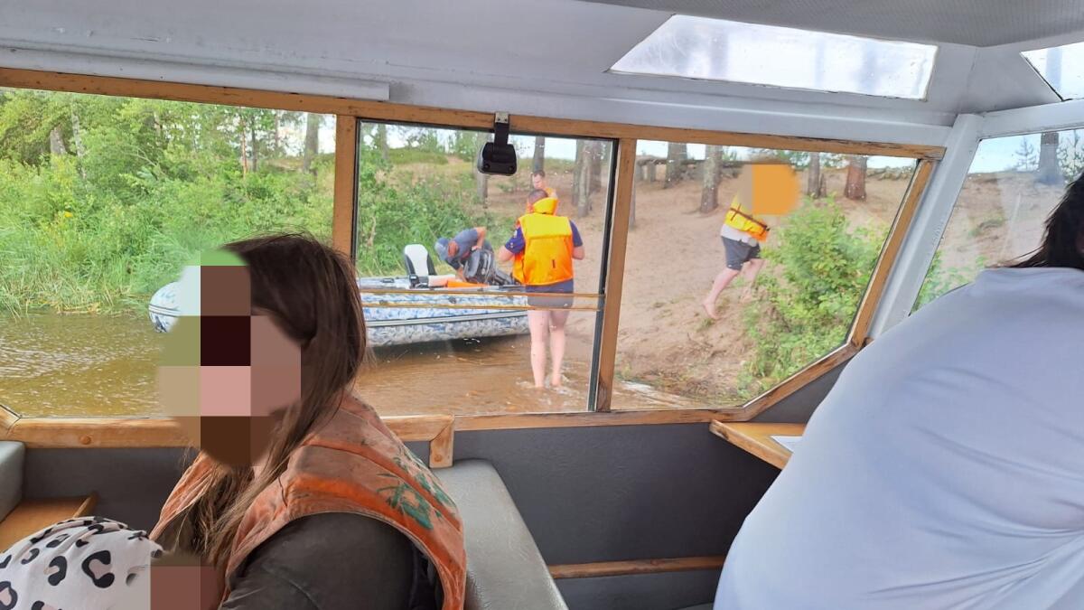 Под Вытегрой туристы с ребёнком попали в шторм на озере