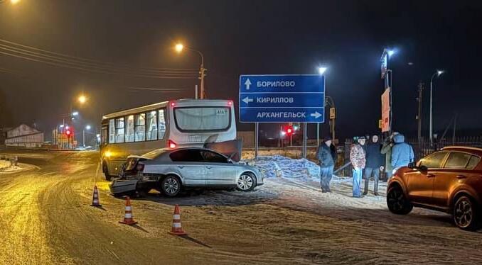 Под Вологдой грузовик устроил ДТП с несколькими легковушками и автобусом