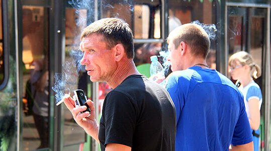 На Вологодчине могут запретить курить на остановках
