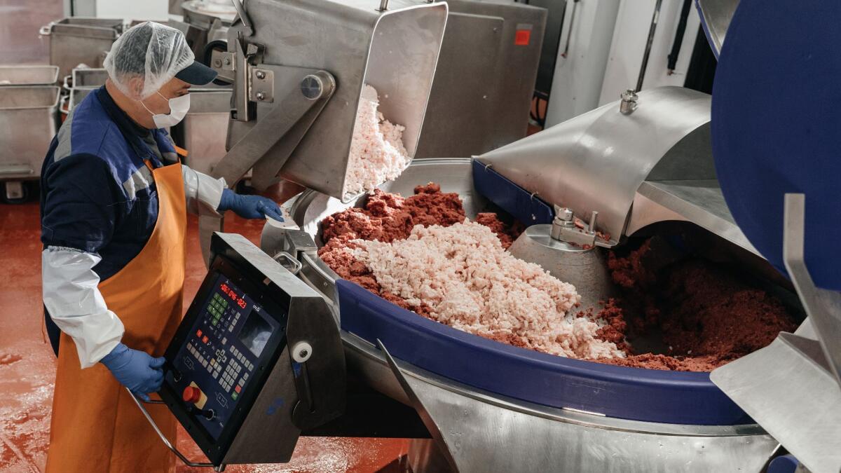 Производители стали чаще использовать запрещённый «мясной клей»