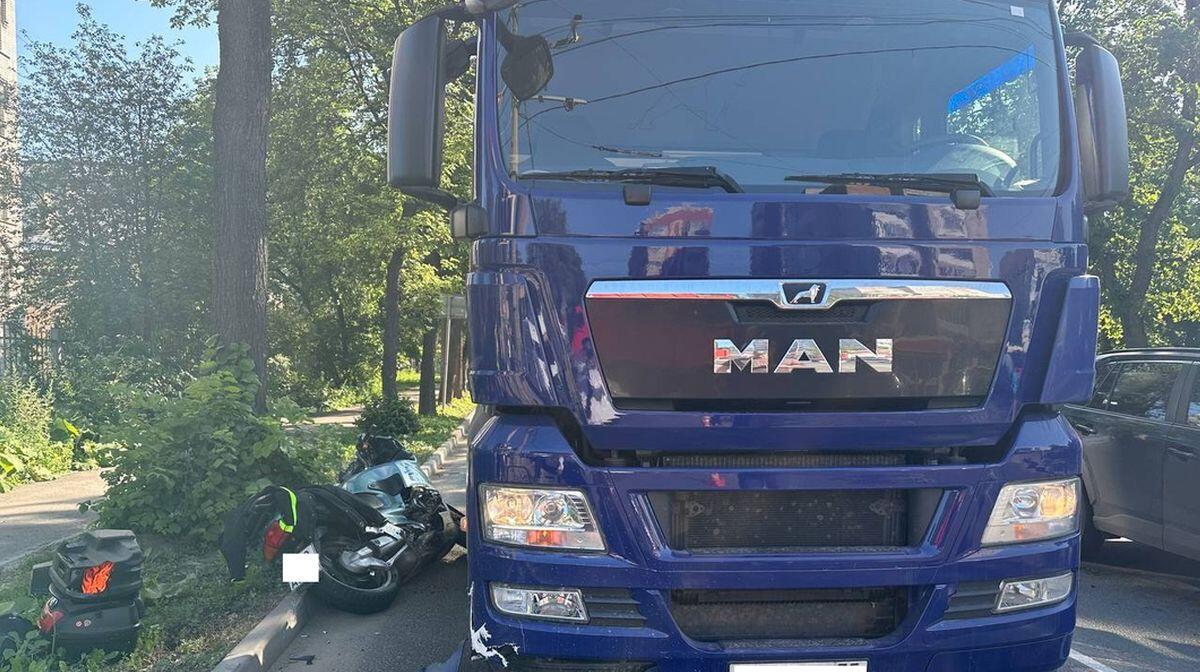 В Вологде мотоцикл столкнулся с машиной и грузовиком