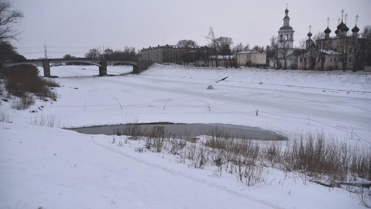 В некоторых местах в Вологде выходить на лёд особо опасно