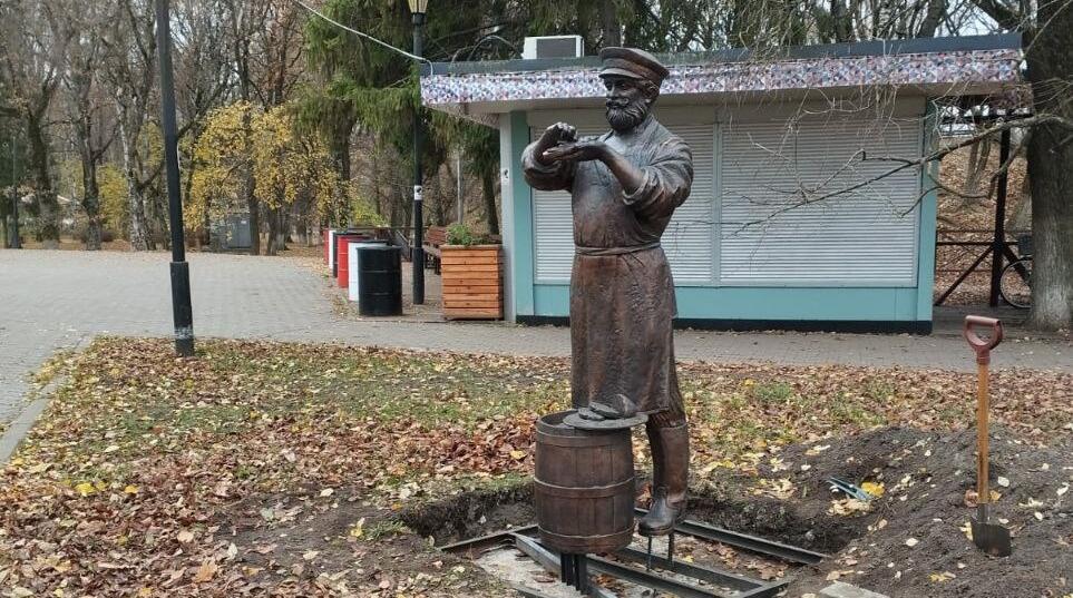 В центре Вологды установили скульптуры маслодела и песняров