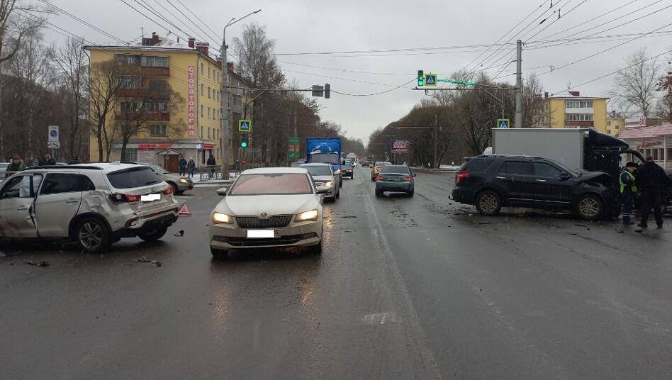 В Вологде произошло тройное ДТП