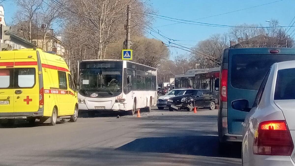 Легковушка попала под автобус в Вологде