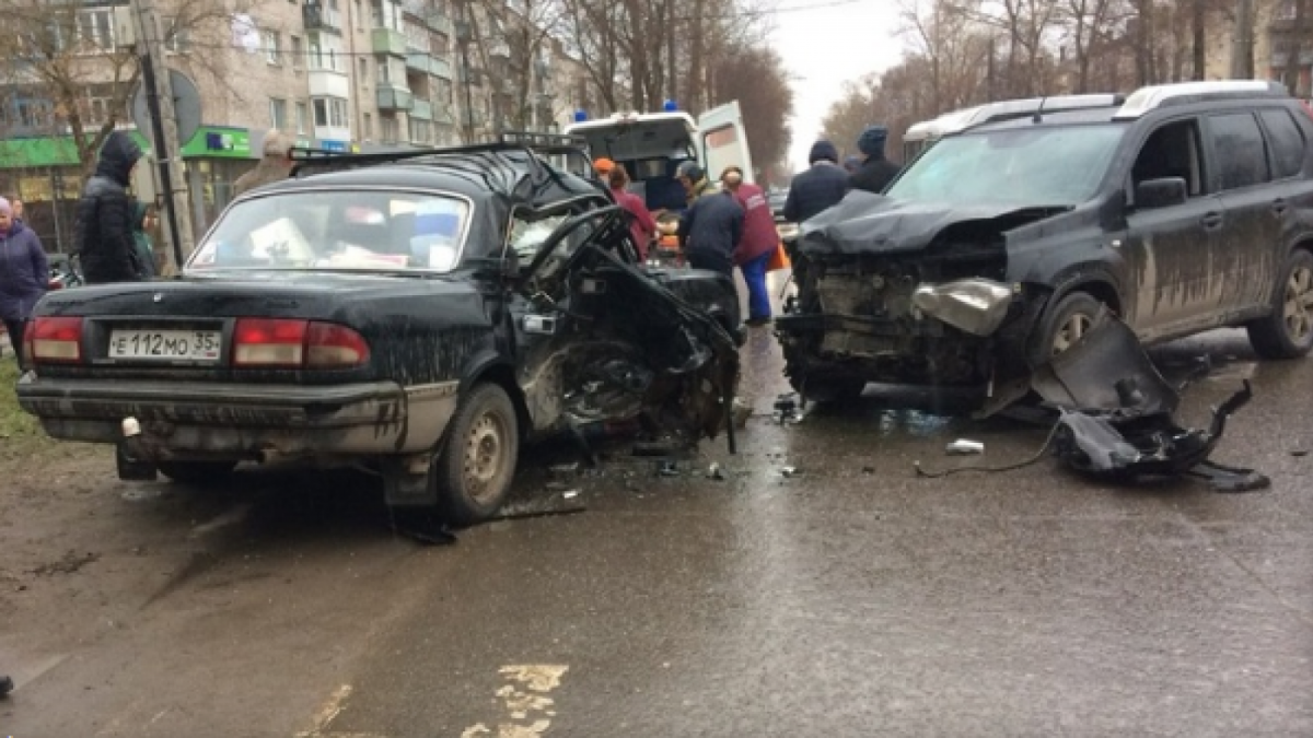 В Соколе «Волга» столкнулась с кроссовером