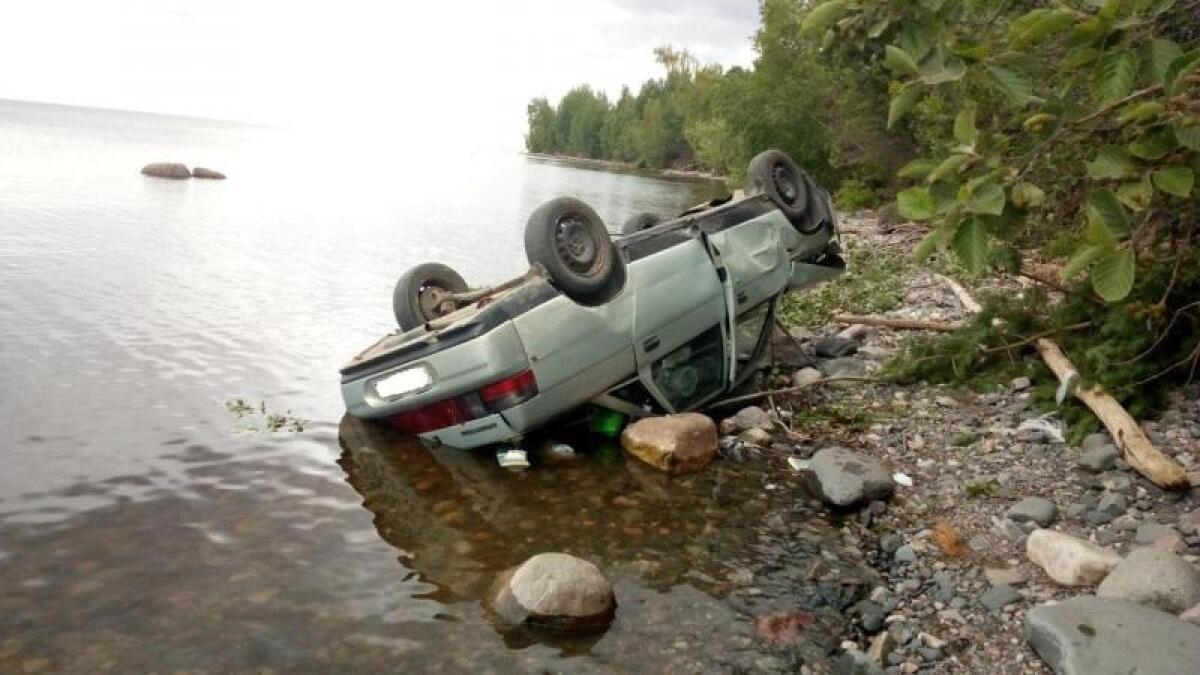 Во время ДТП автомобиль опрокинулся в озеро