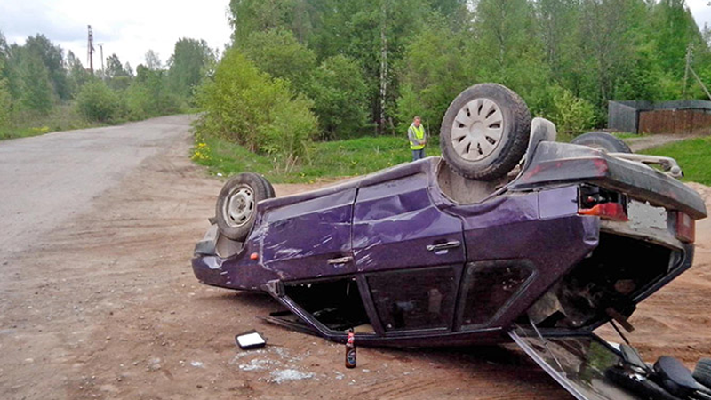 Водитель, пытаясь скрыться от полицейских, перевернулся на машине