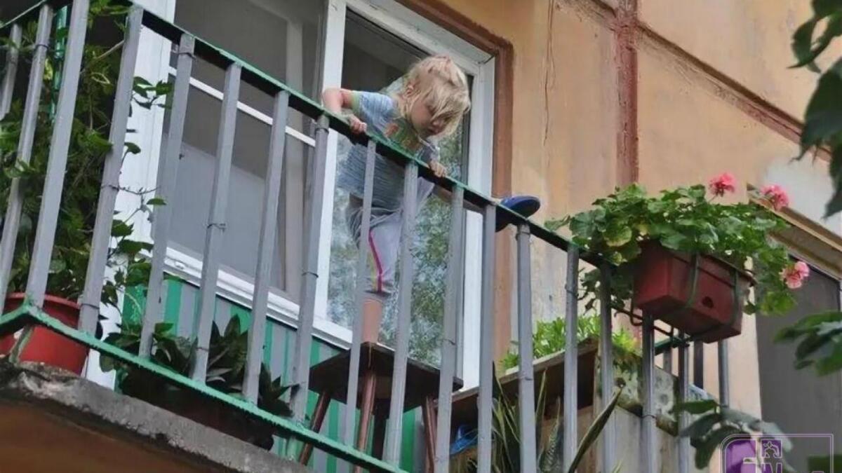 В Череповце двух девочек оставили без присмотра на балконе