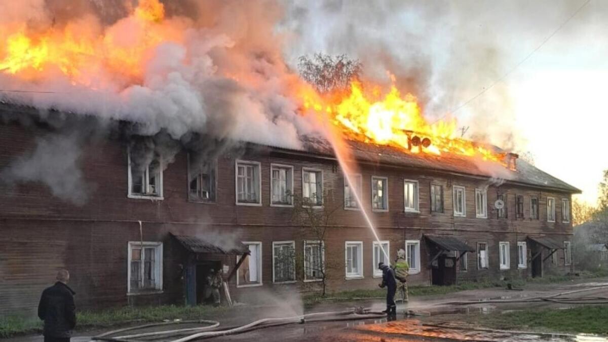 Ночью в Соколе сгорел многоквартирный жилой дом 