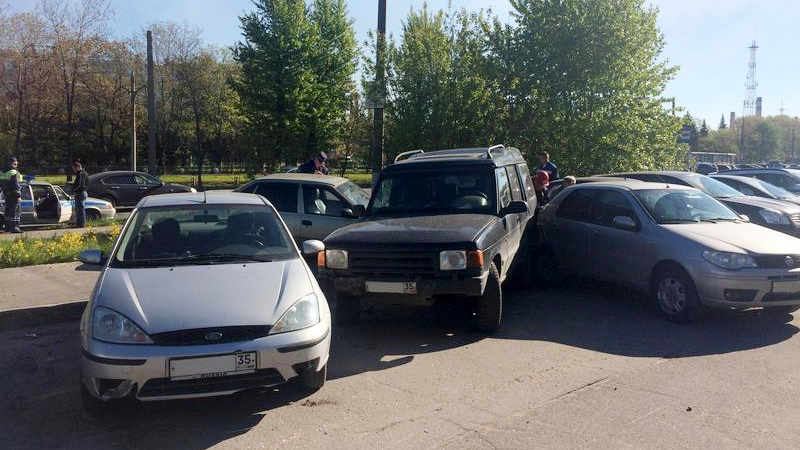 В Череповце на парковке столкнулись 5 автомобилей