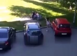 Буйная вологжанка напала на машины (видео)