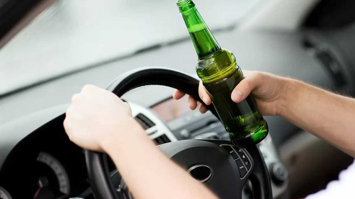 Опасная погоня: пьяный водитель без прав скрывался от полицейских на машине без лобового стекла