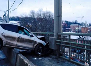 В Вологодской области пьяный водитель на Subaru чуть не слетел с моста