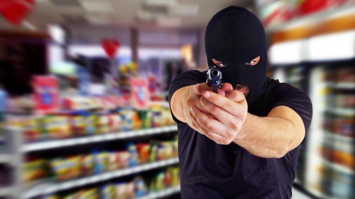 В Вологде полиция ищет трех грабителей пивного магазина