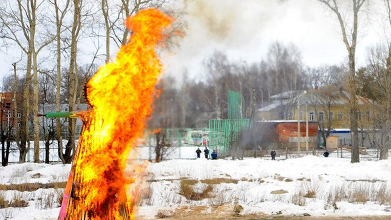 Самые яркие события вологодской Масленицы: сожжение Чучела и перетягивание 100-метрового каната 