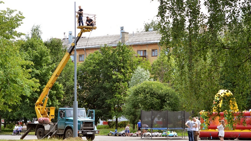На площади Чайковского устанавливают уличные фонари