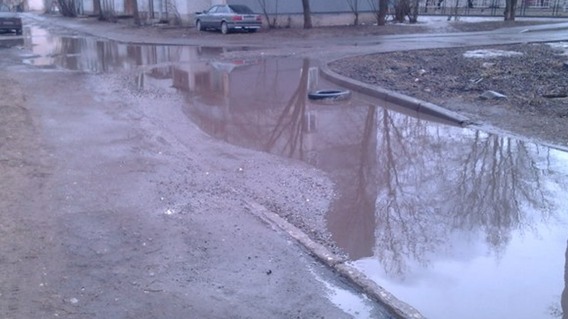 Городские власти: до 45 тыс. литров воды каждый день убирают с улиц Вологды