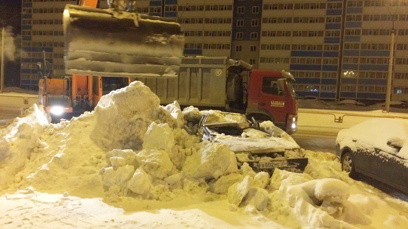 В Череповце во время уборки снега экскаватор раздавил легковушку
