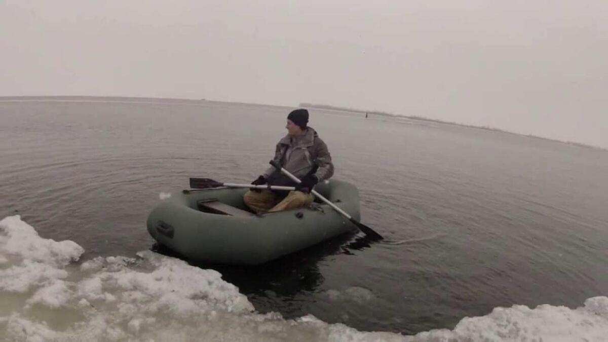 В Вологодской области мужчина на лодке застрял во льдах