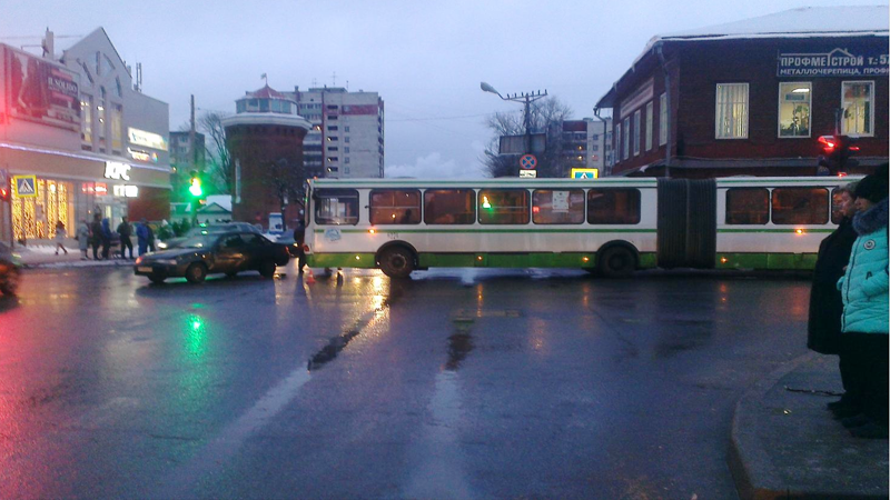 В Череповце легковушка столкнулась с пассажирским автобусом