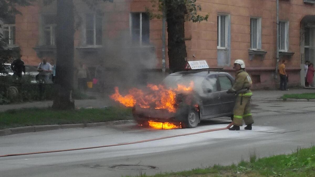 В Череповце вспыхнул учебный автомобиль