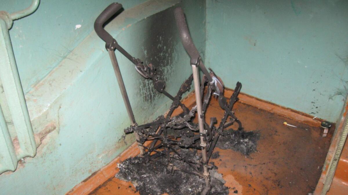 В подъезде жилого дома в Вологде подожгли коляску