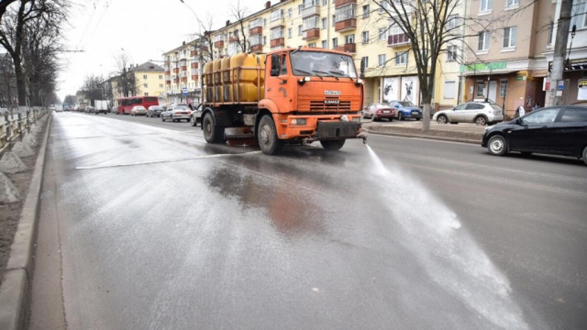 В Вологде идет ручная уборка магистралей