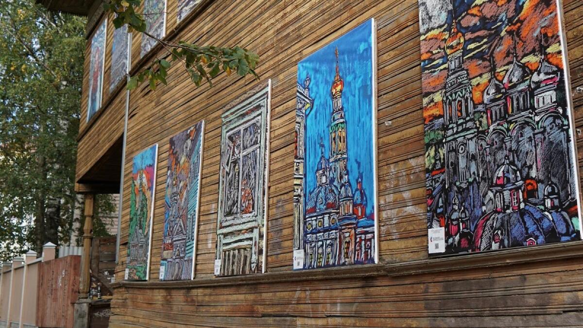 Репродукции картин украсили деревянные дома Вологды