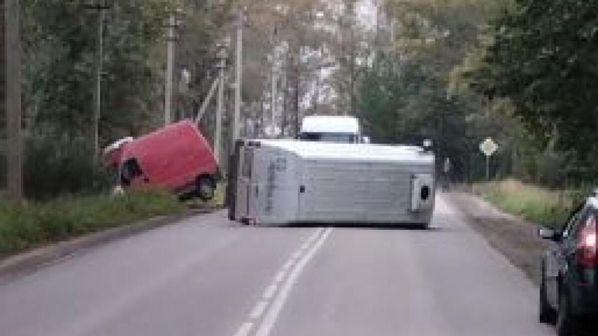 Микроавтобус перегородил Пошехонское шоссе в результате аварии