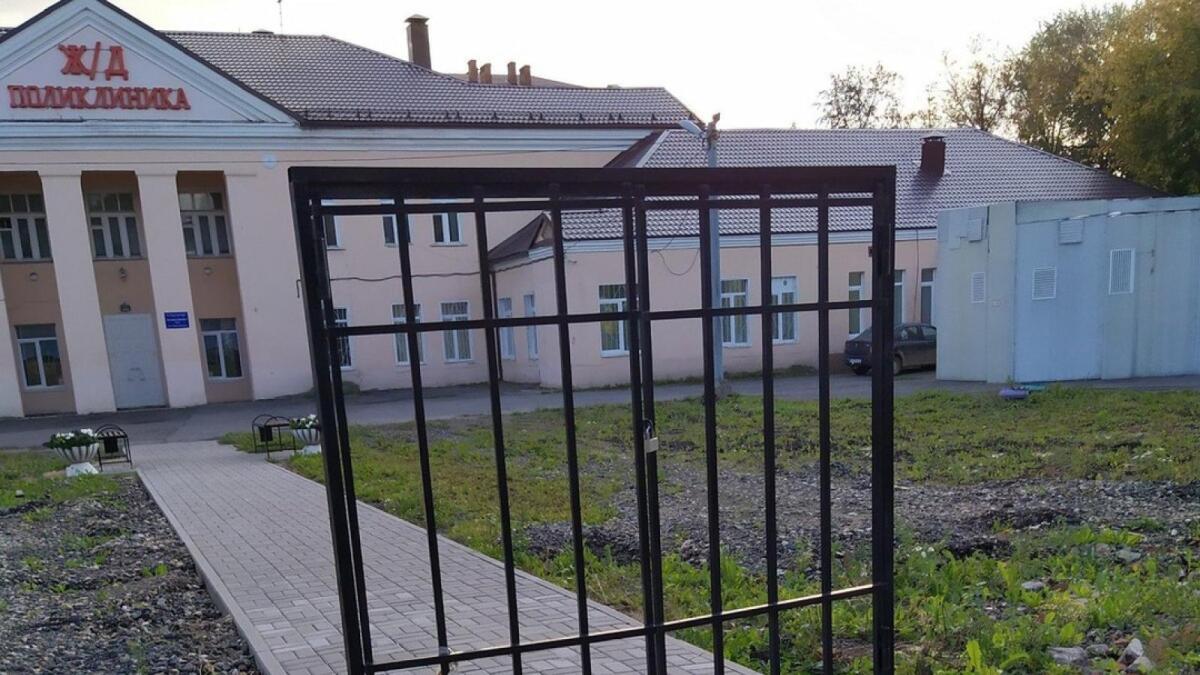 Череповецкую поликлинику охраняют ворота без забора