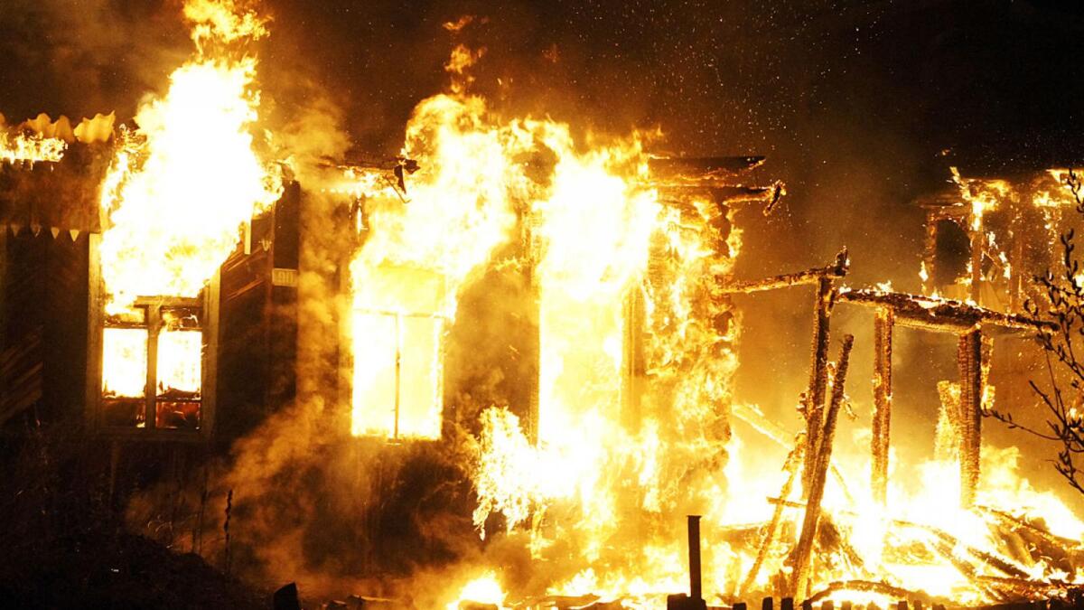 От удара молнии сгорел деревянный дом в Вологодской области