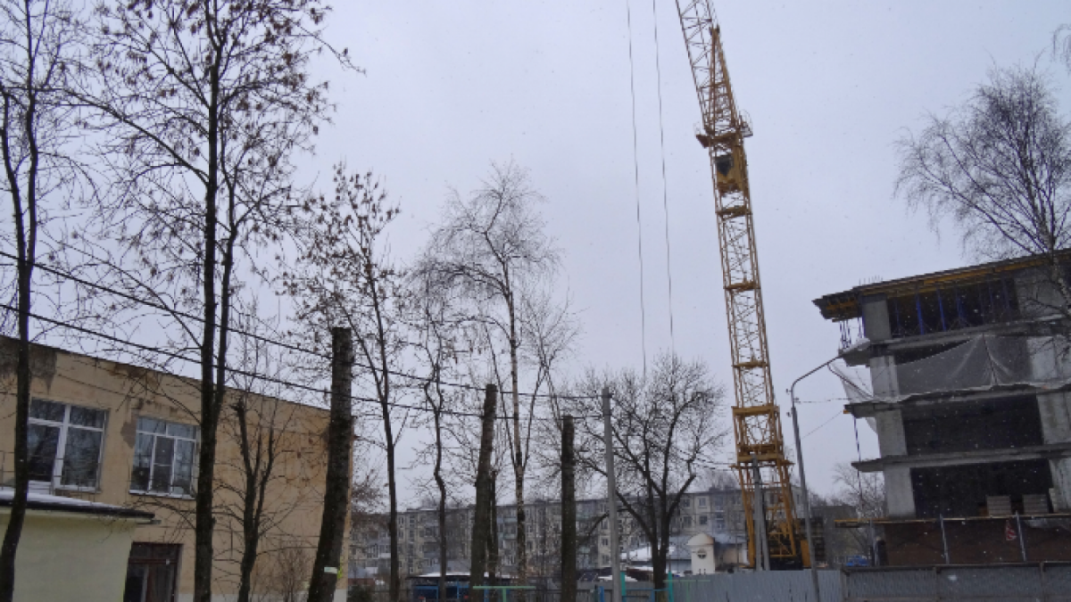 В Вологде демонтировали нависший над детским садом кран