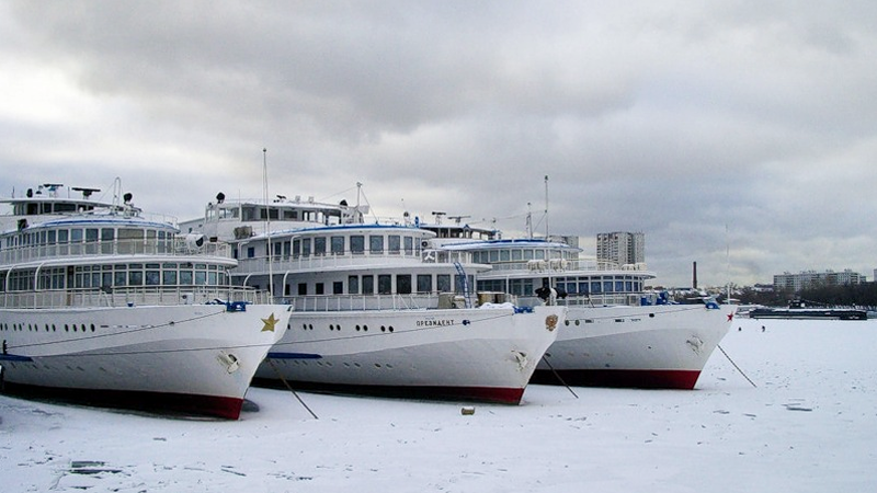 13 речных судов попали в ледяной плен на Волго-Балте