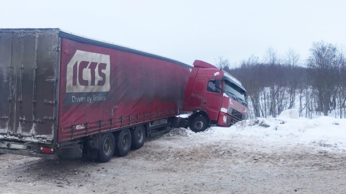 Под Вологдой в ДТП погиб дорожный рабочий