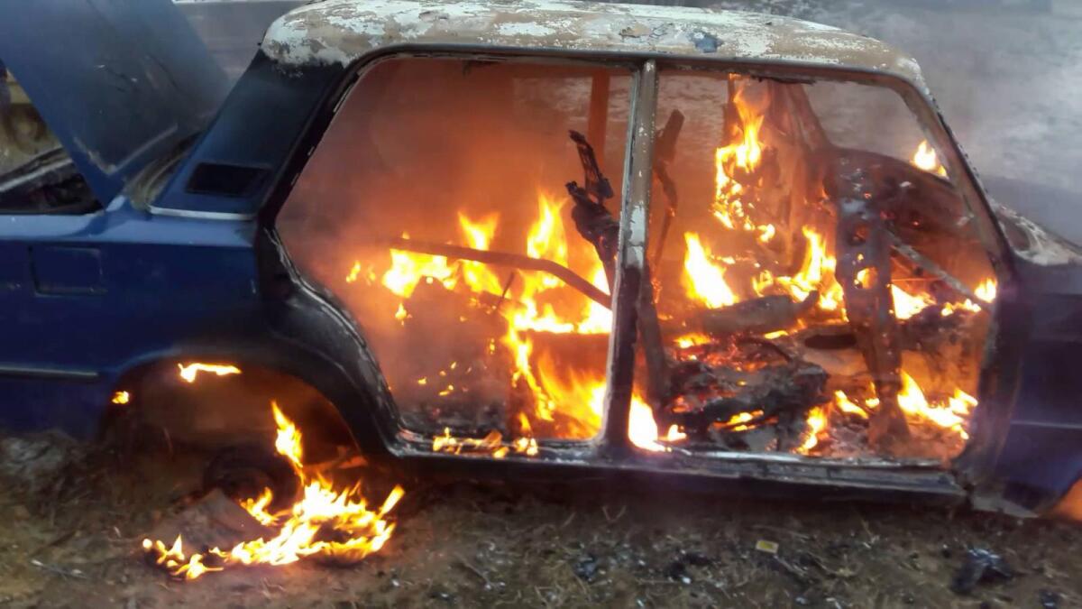 Следователи проводят проверку по факту обнаружения трупа мужчины в сгоревшем авто