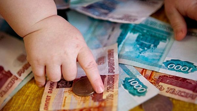 Судебные приставы нашли тарножанку, задолжавшую собственным детям 680 тысяч рублей, в роддоме