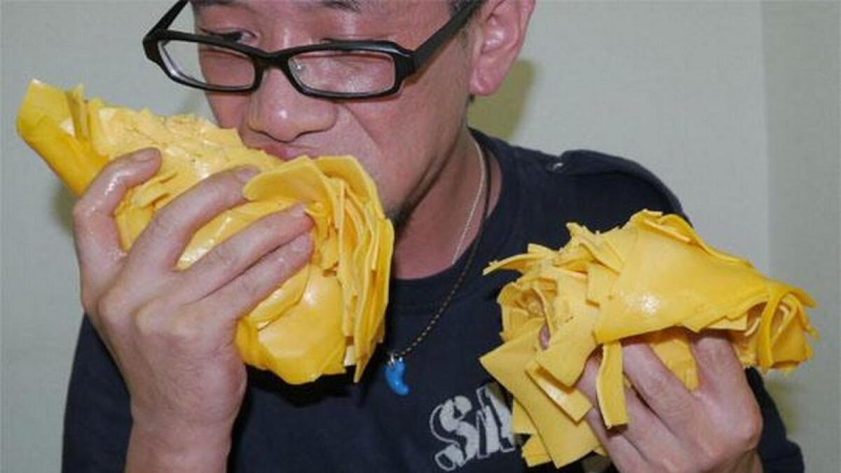 В Череповце рабочие украли и съели 10 кг сыра
