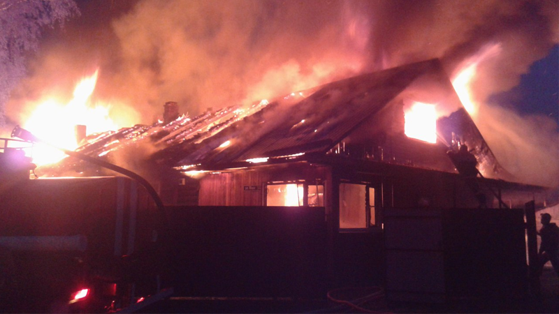 Из-за грозы в Бабаево сгорел деревянный дом