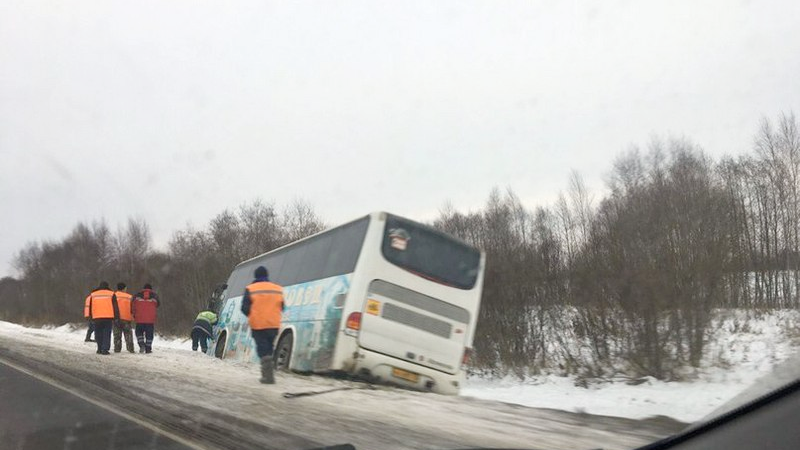 Рейсовый автобус Вологда-Череповец съехал в кювет