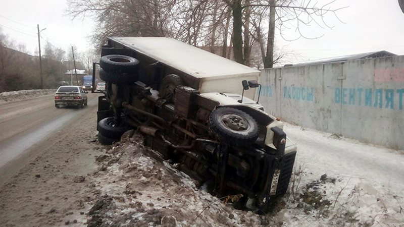 На улице Преображенского в Вологде опрокинулся грузовик